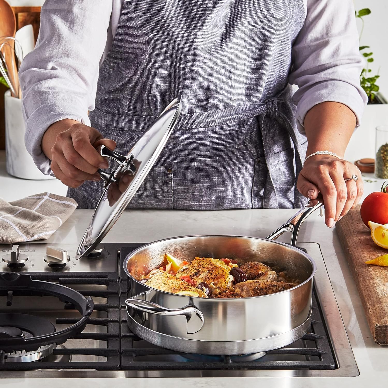 Cacerola Demeyere Atlantis de 1.6 qt en acero inoxidable con tapa y mango ergonómico; apta para inducción.