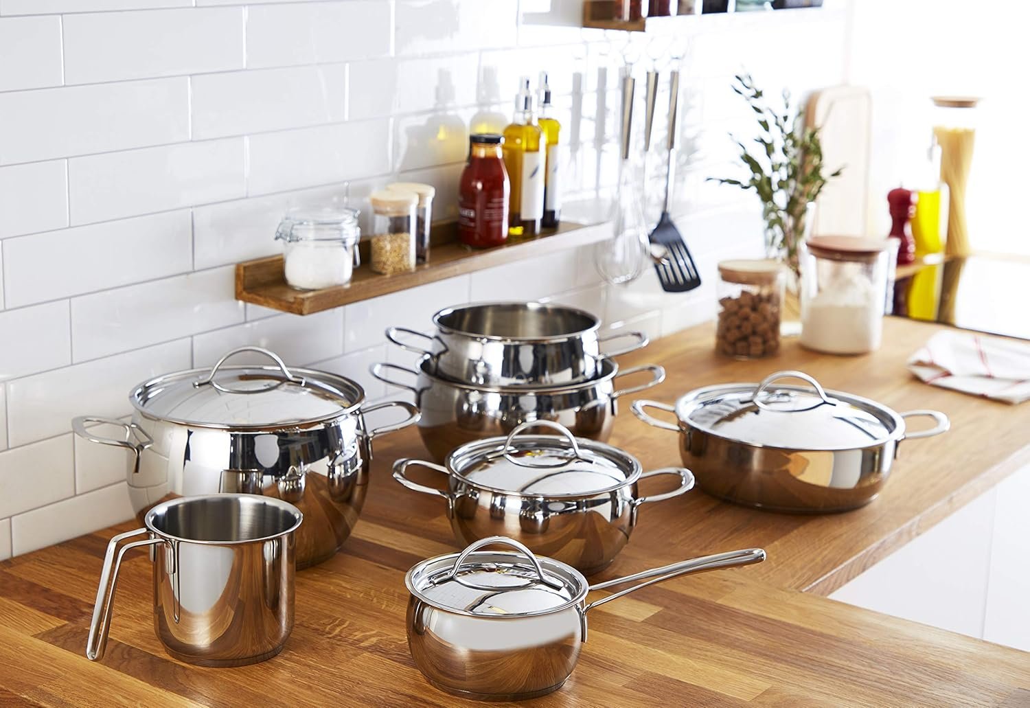 Juego de ollas Lagostina de acero inoxidable sobre encimera de cocina moderna, tradición italiana y diseño elegante