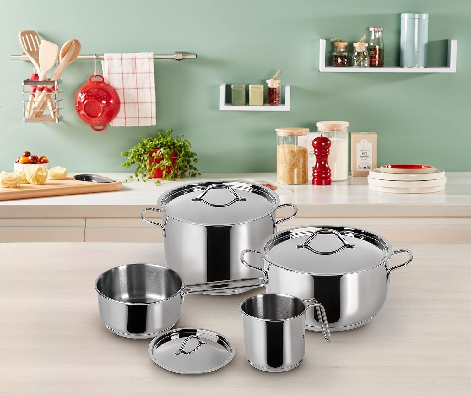 Olla Lagostina de acero inoxidable sobre mesa elegante servida, tradición italiana y estilo moderno