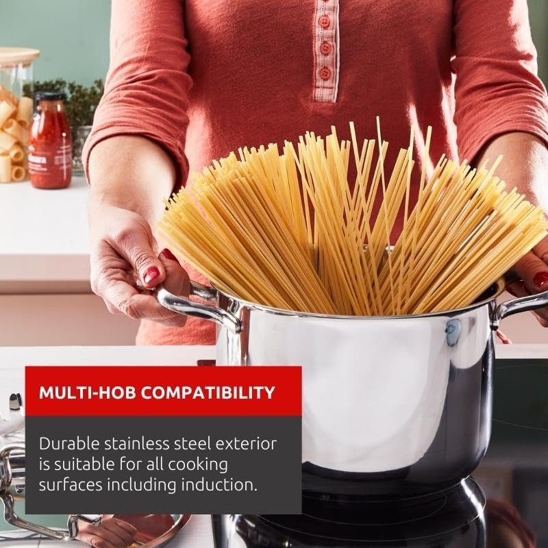 Olla Lagostina de acero inoxidable sobre mesa elegante servida, tradición italiana y estilo moderno