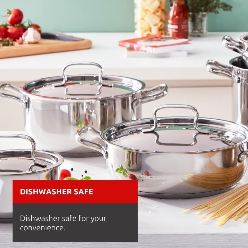 Olla Lagostina de acero inoxidable sobre mesa elegante servida, tradición italiana y estilo moderno