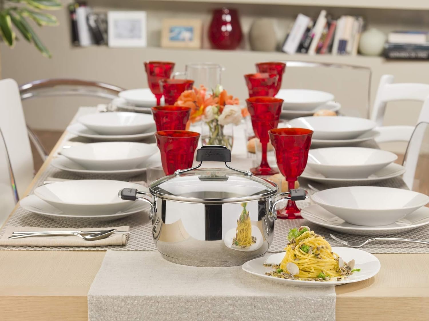 Olla Lagostina de acero inoxidable sobre mesa elegante servida, tradición italiana y estilo moderno