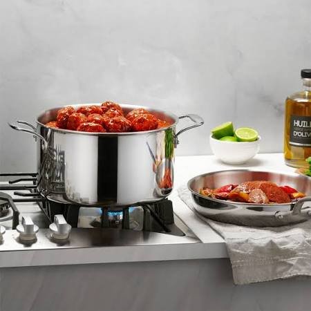 Olla Legend Cookware en cocina moderna, parte de las mejores marcas de ollas por su diseño resistente y excelente rendimiento.