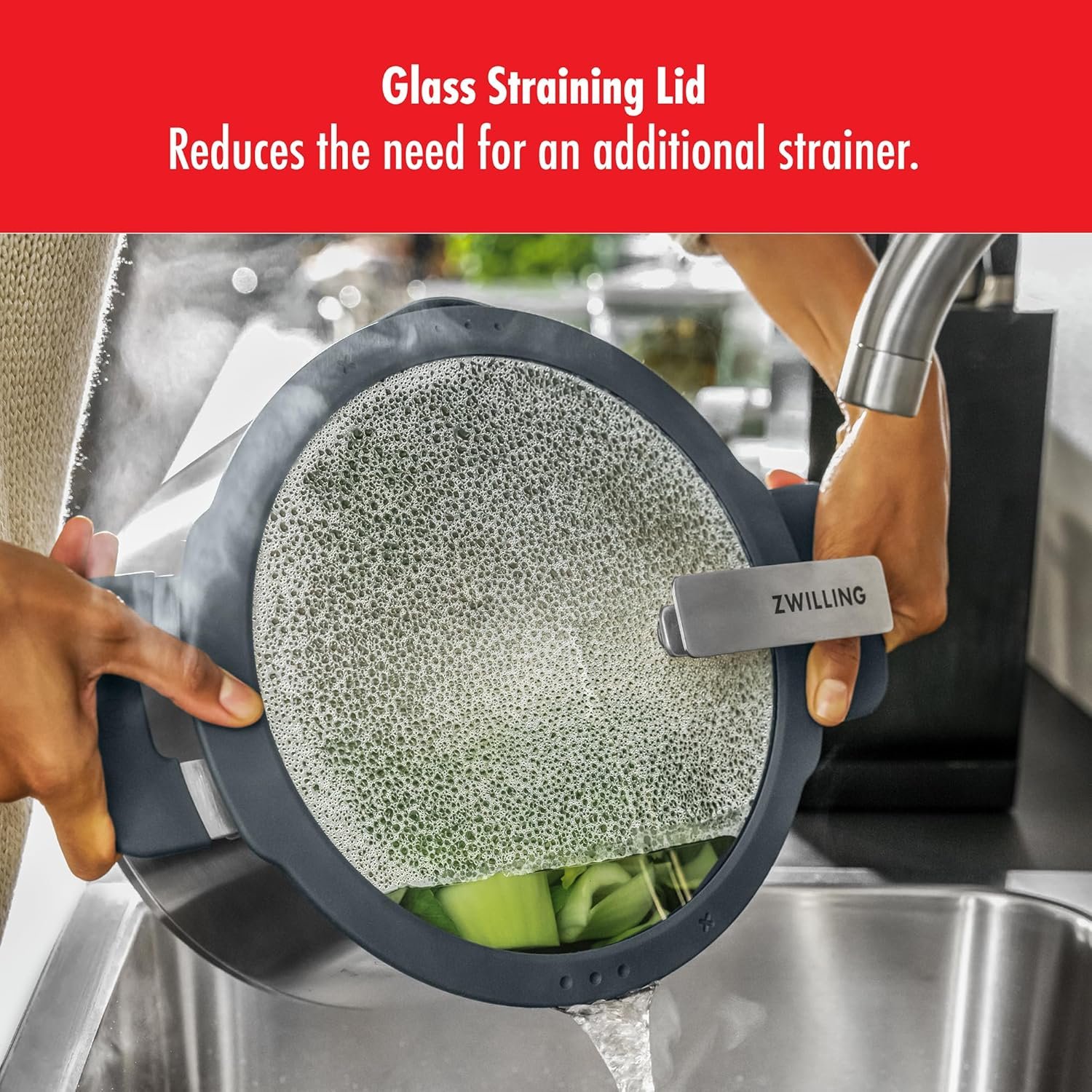 Olla Lagostina de acero inoxidable sobre mesa elegante servida, tradición italiana y estilo moderno