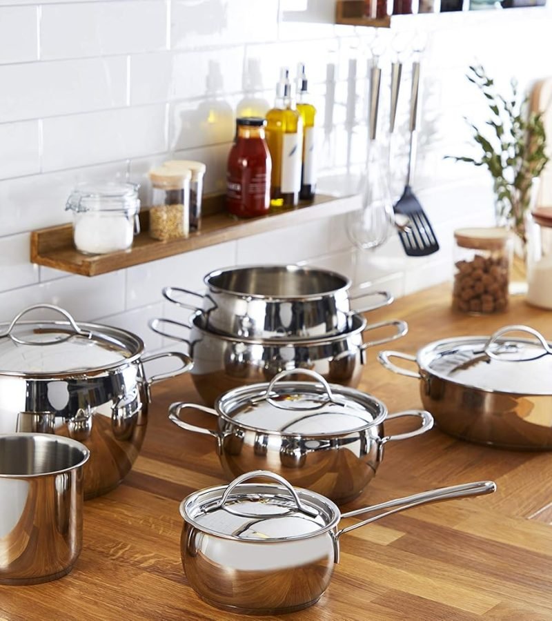 Juego de ollas Lagostina de acero inoxidable sobre encimera de cocina moderna, tradición italiana y diseño elegante