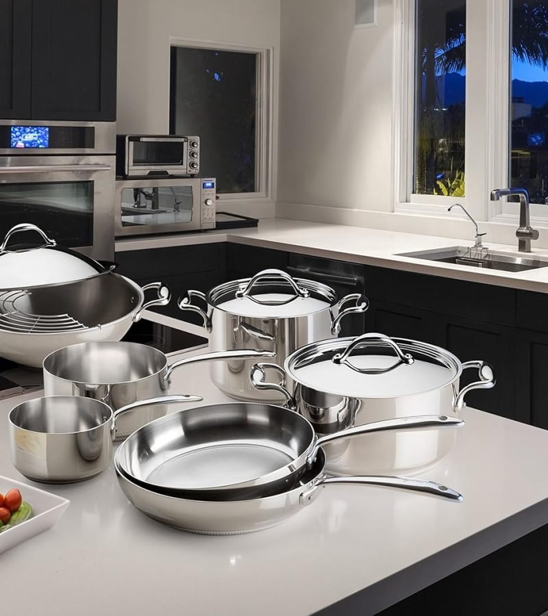 Set completo de ollas Lagostina de acero inoxidable en cocina moderna con encimera amplia y diseño elegante