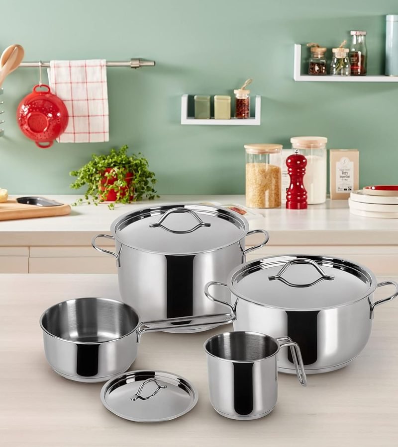 Olla Lagostina de acero inoxidable sobre mesa elegante servida, tradición italiana y estilo moderno