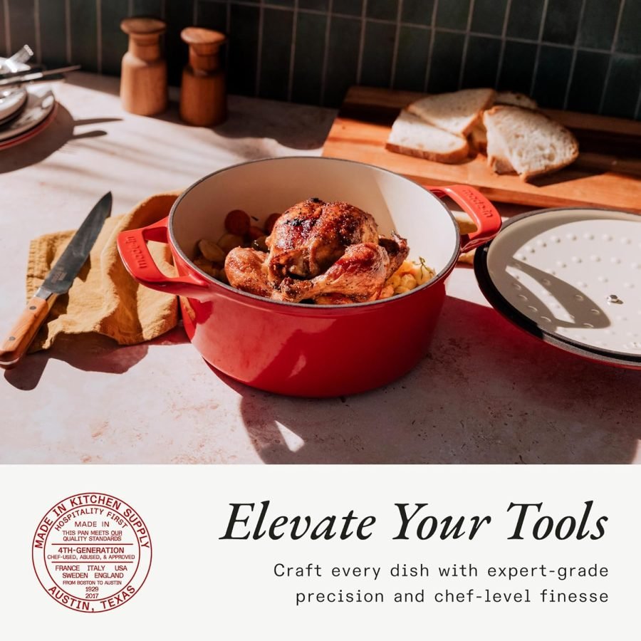 Olla cocotte de hierro fundido esmaltado Made In Cookware en color rojo, ideal para guisos y panes