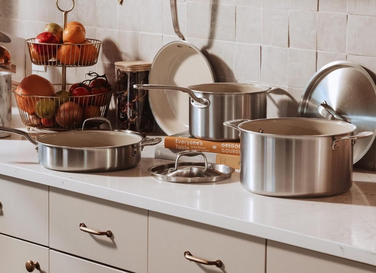Juego de ollas y sartenes Made In Cookware de acero inoxidable profesional en cocina moderna