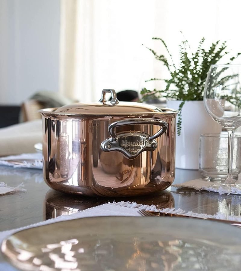 olla Mauviel de bronce sobre mesa