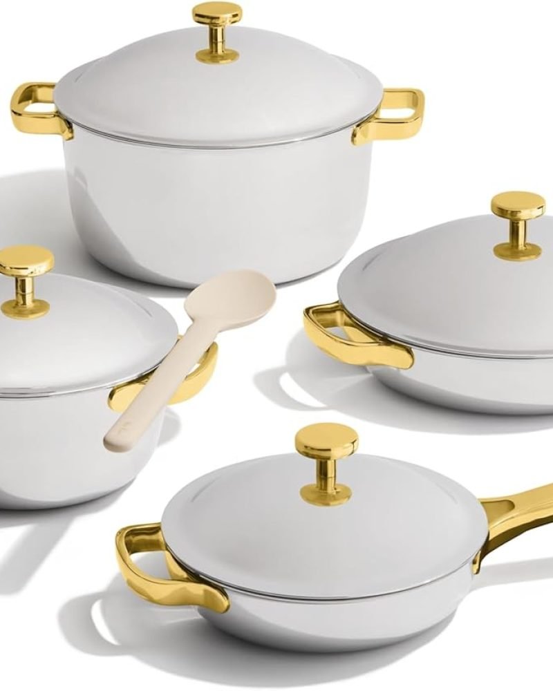 Ollas Our Place Titanium Pro de 4 piezas en color azul titanio, con Always Pan y Perfect Pot, fabricadas con tres capas de titanio y acero inoxidable, seguras para horno e inducción.