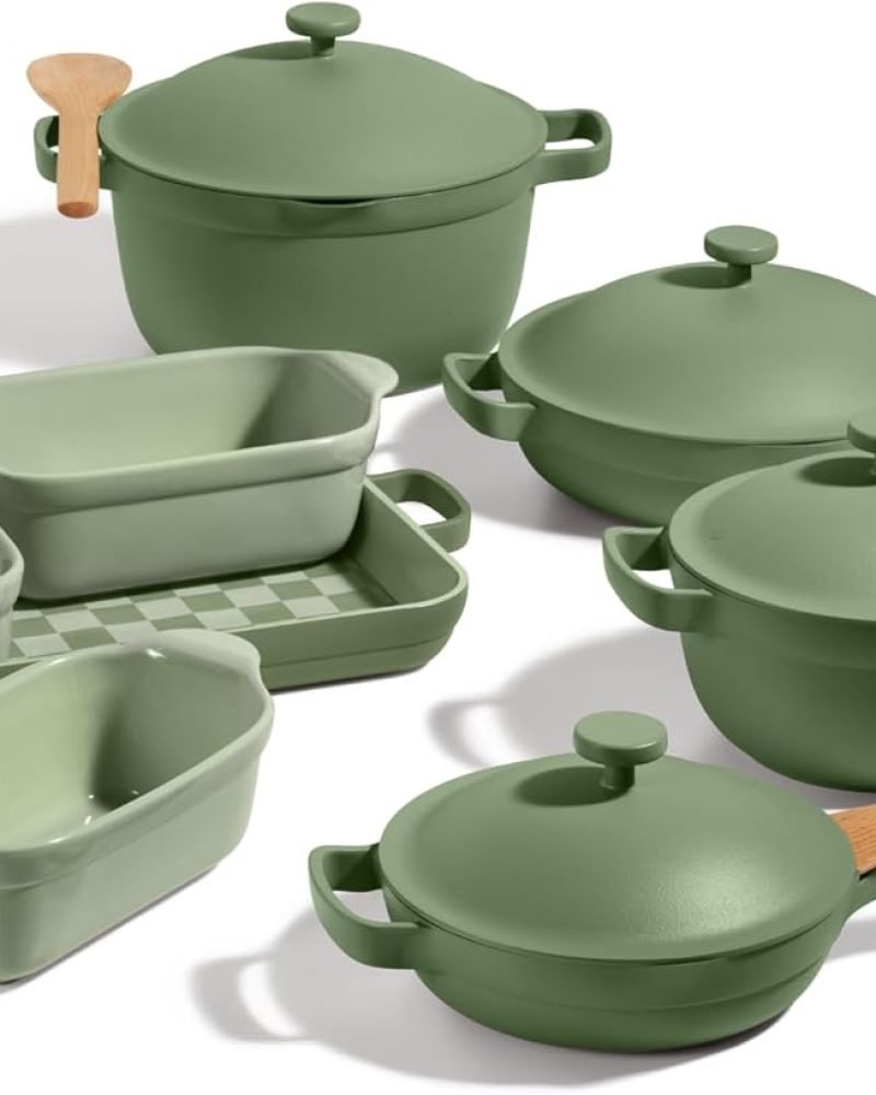 Ollas Our Place Ultimate Cookware Set de 18 piezas en color salvia, con Always Pan, Perfect Pot y accesorios saludables para cocinar sin tóxicos.